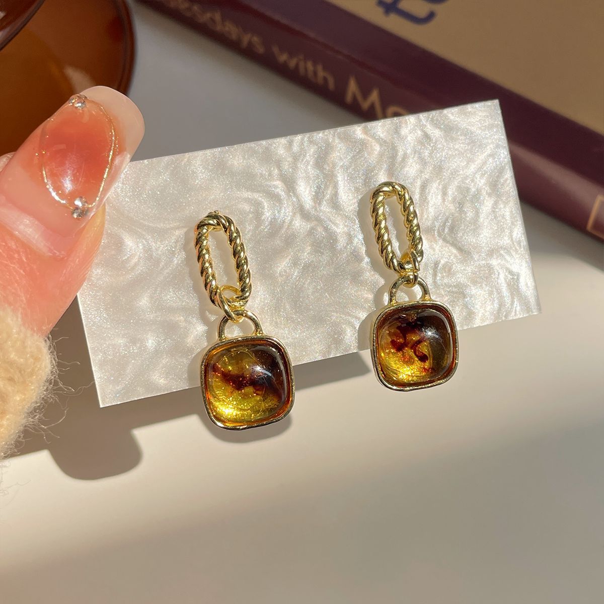 Autumn and Winter Simplicity Elegant Amber Earrings Women's Clear Geometric Niche Design Silver Needle Retro Maillard Earrings