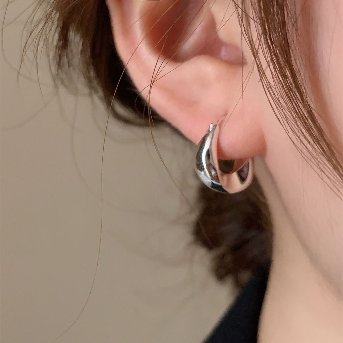 Simple Style Niche Design Metal Hoop Earrings 2023 New Popular Temperament Wild High-Grade Earrings for Women