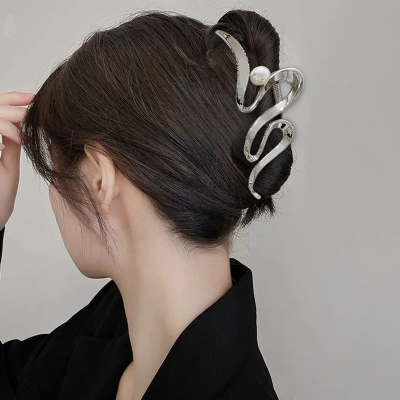 Niche Line Design Metal Pearl Grip Women's Trendy Back Head Updo Hair Claw Grip Cold Style Shark Clip Hair Accessories