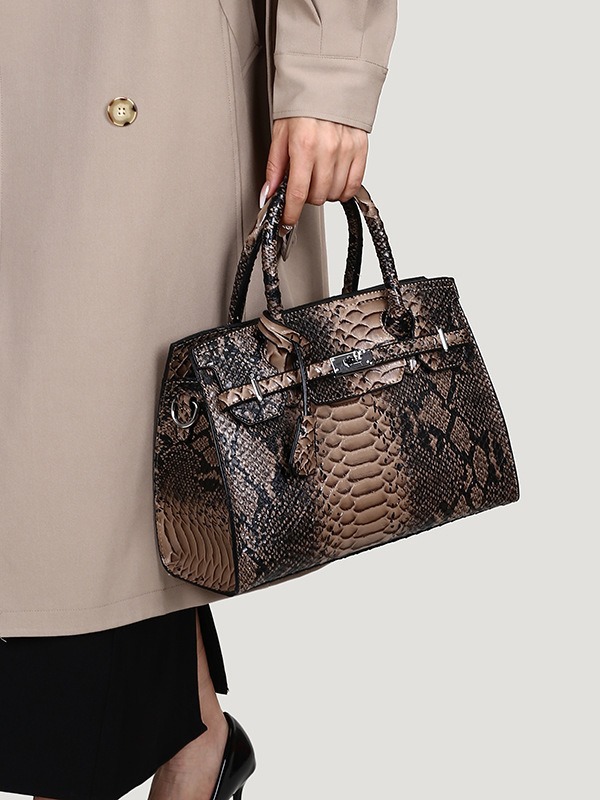 Snake Pattern Large Square Bag Women's Bag Handbag 2023 Fall New Shoulder Bag Popular Patent Leather Messenger Bag Textured Square Bag