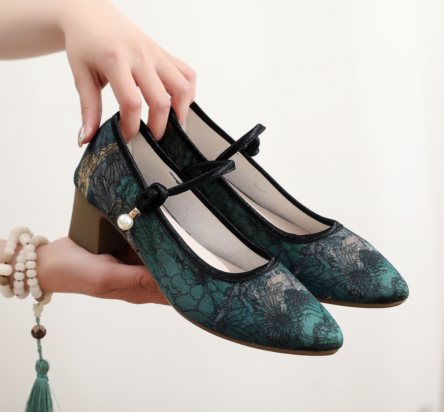 新款老北京布鞋广场舞高跟鞋女神鞋舒适粗跟搭配旗袍茶服绣花鞋女