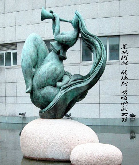 千钧雕塑 玻璃钢雕塑 吹唢呐的女孩 抽象人物雕塑
