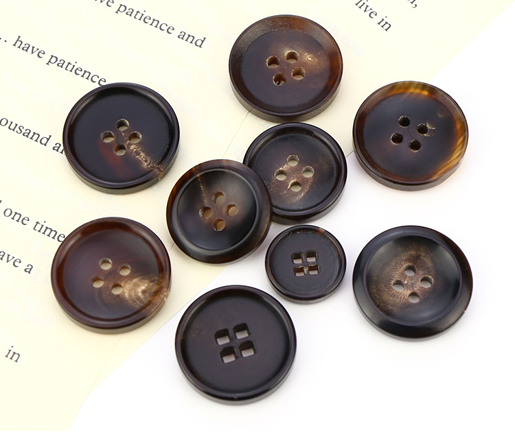 真牛角纽扣咖啡色自然花纹圆形四眼西装扣男女西服扣休闲大衣扣子