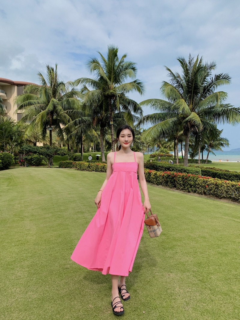 三亚海边度假沙滩裙西双版纳旅游拍照穿搭衣服粉色低胸吊带连衣裙