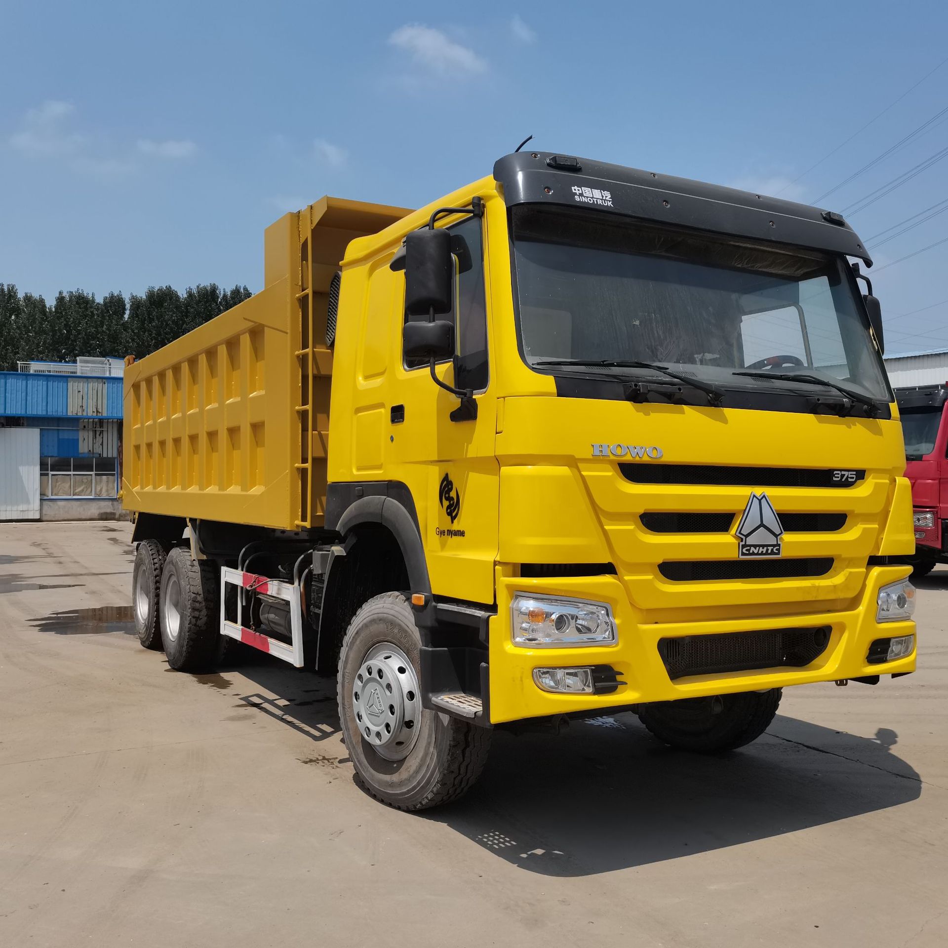 销往非洲豪沃自卸车 后八轮渣土车厢货车 371马力集装箱翻斗车