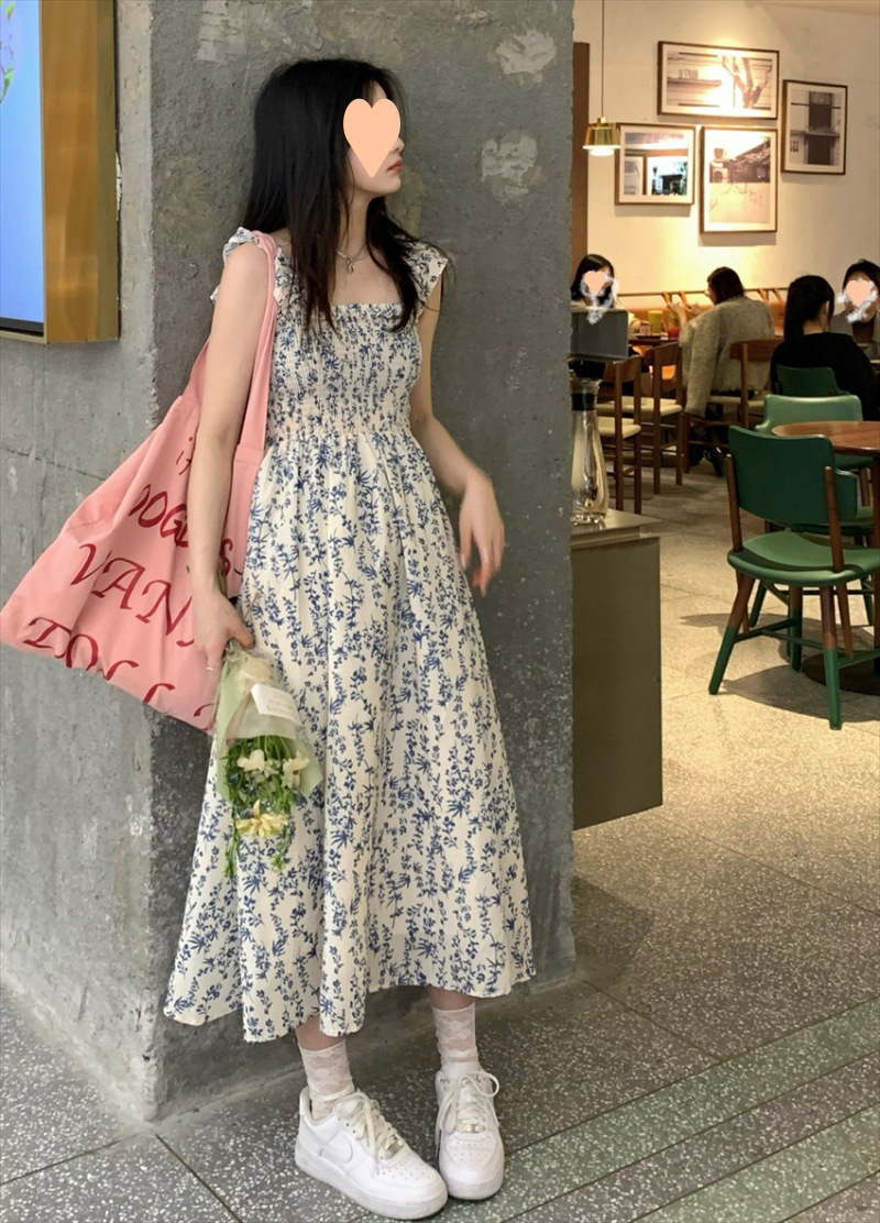 小清新蓝色碎花小飞袖抹胸连衣裙2023春季法式chic显瘦度假长裙子