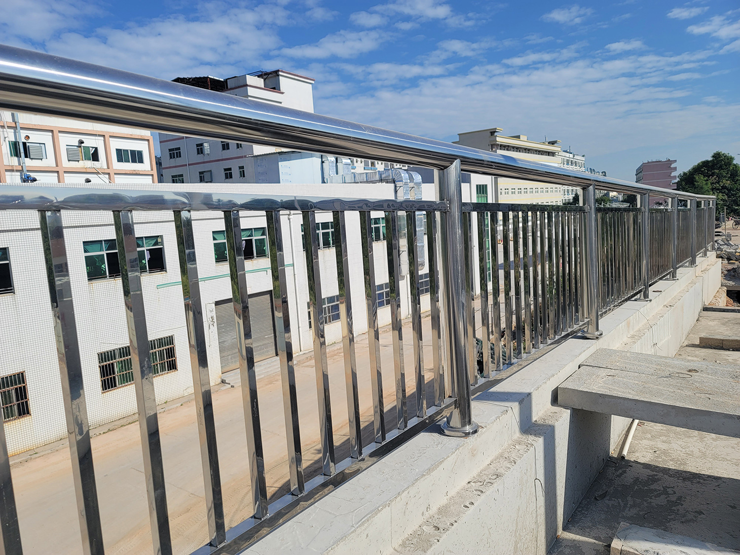 不锈钢结构装配式围栏学校户外交通安全护栏出租房住房楼梯隔离栏