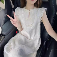 新中式刺绣杏色小飞袖连衣裙女2024夏季新款设计感法式裙子吊带裙