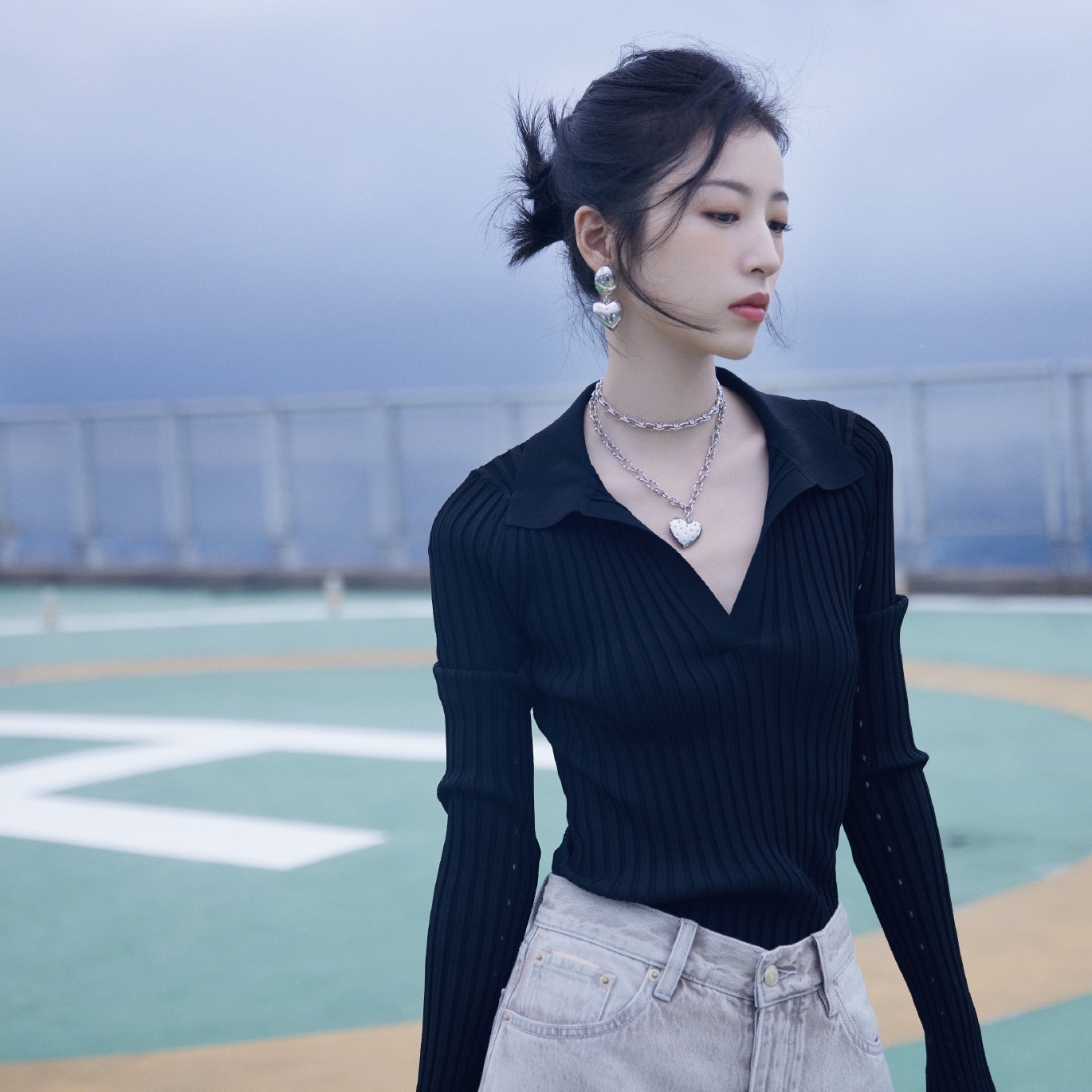 周雨彤同款黑色针织衫上衣女2021秋新法式显瘦气质v领polo衫毛衣