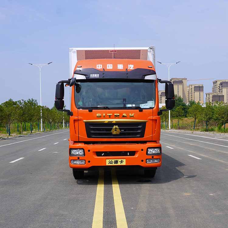 重汽汕德卡g5s高顶双卧冷藏车 7米8自动档冷链挂勾车 自重7.