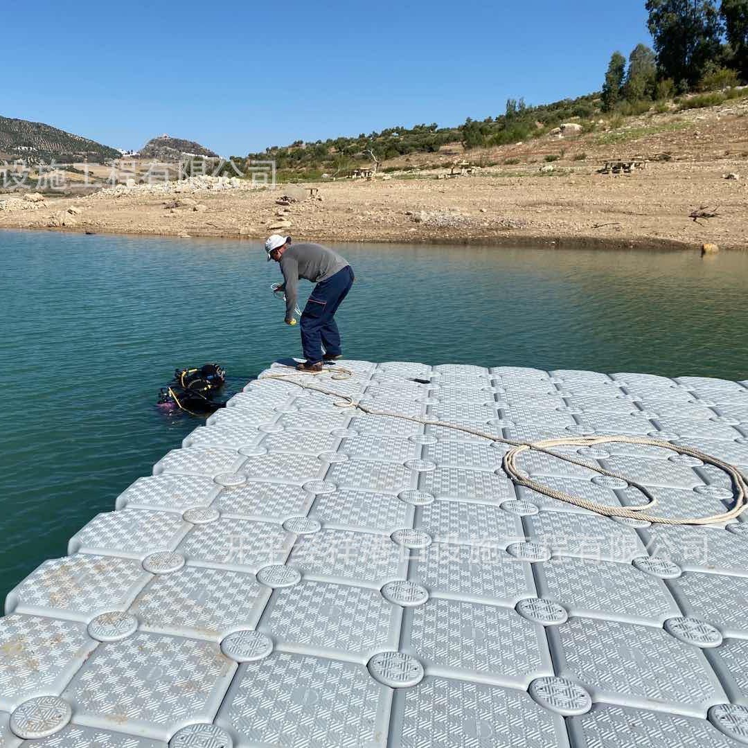 水上钓鱼浮桶游艺设施浮台聚乙炳烯码头水上浮筒塑料泊位浮筒浮桥