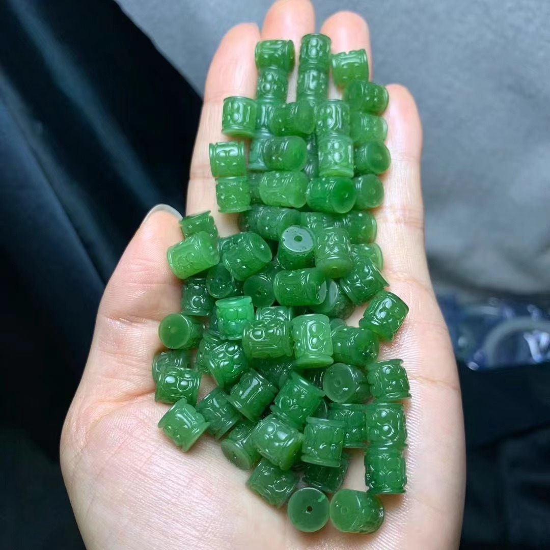 和田碧玉平桶珠直通孔阳绿色料细温润带微黑点和微针孔是正常现象