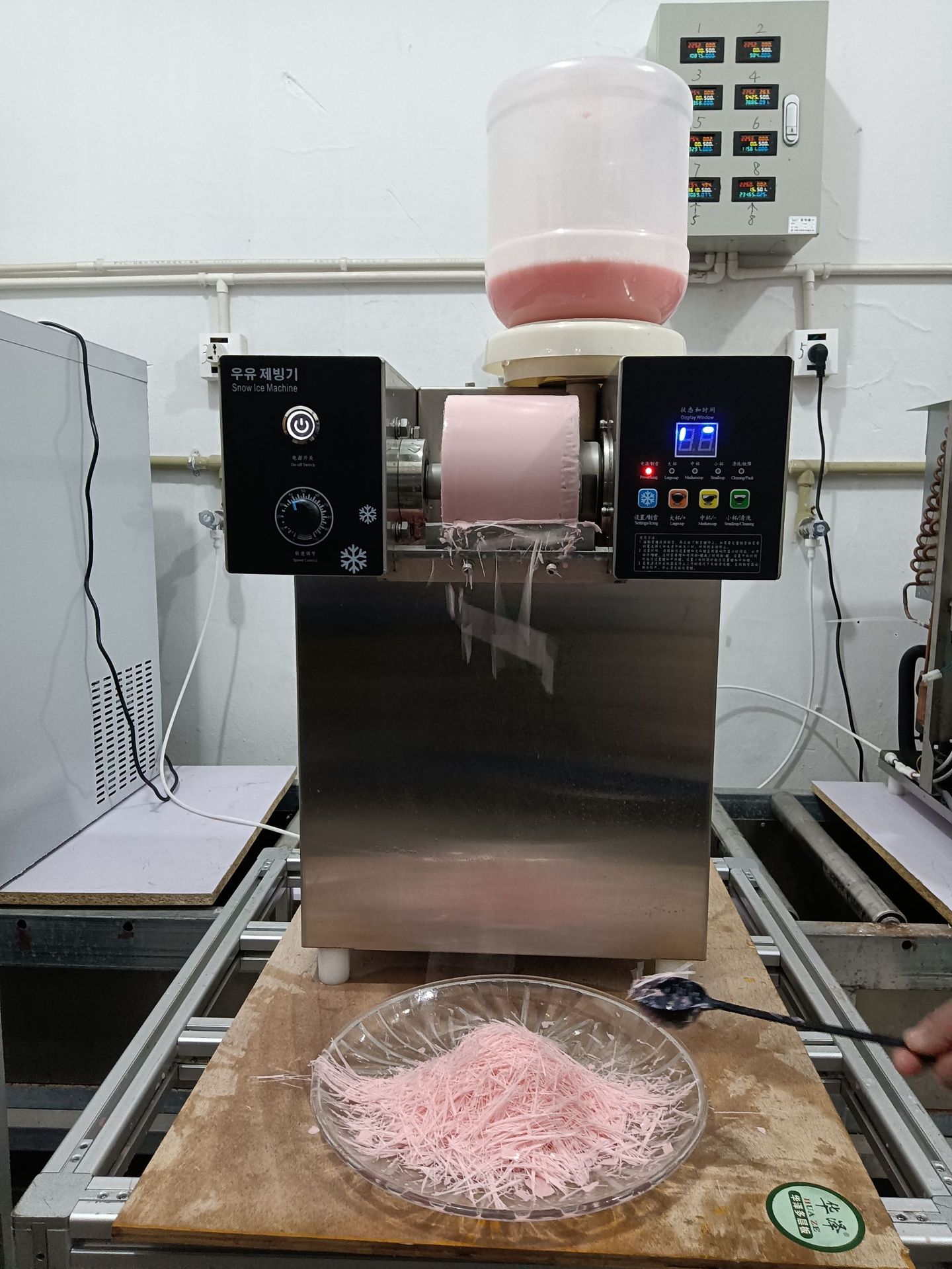 0成交4台自动雪花冰机韩国造雪机牛奶绵绵冰膨膨冰制雪机商用制冰机