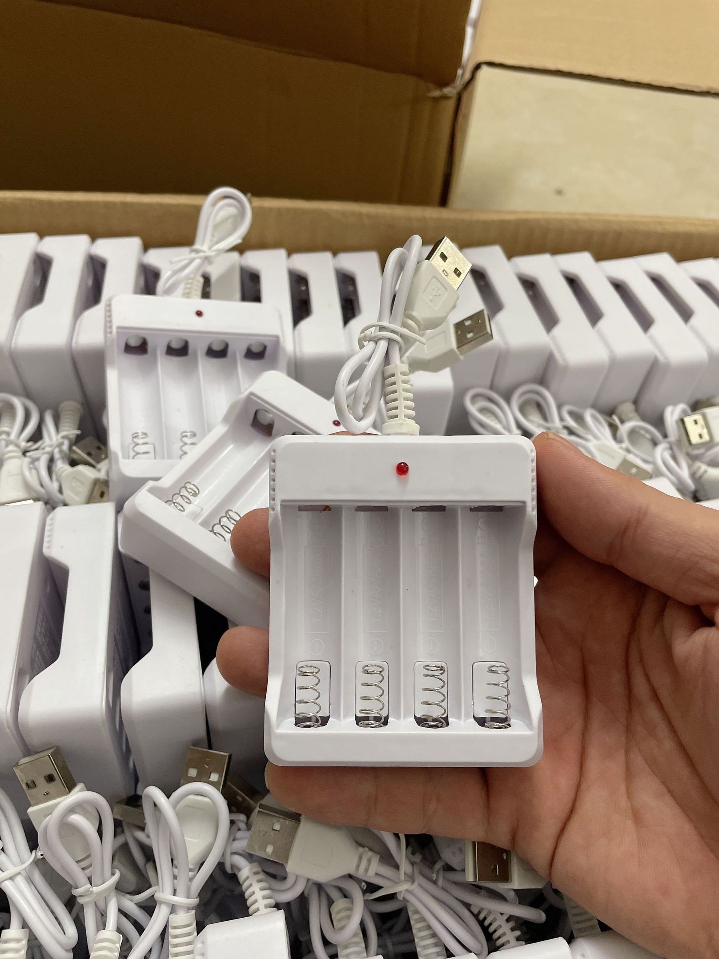 五号电池充电器四槽充电器灭灯usb充电器5号电池充电器aa