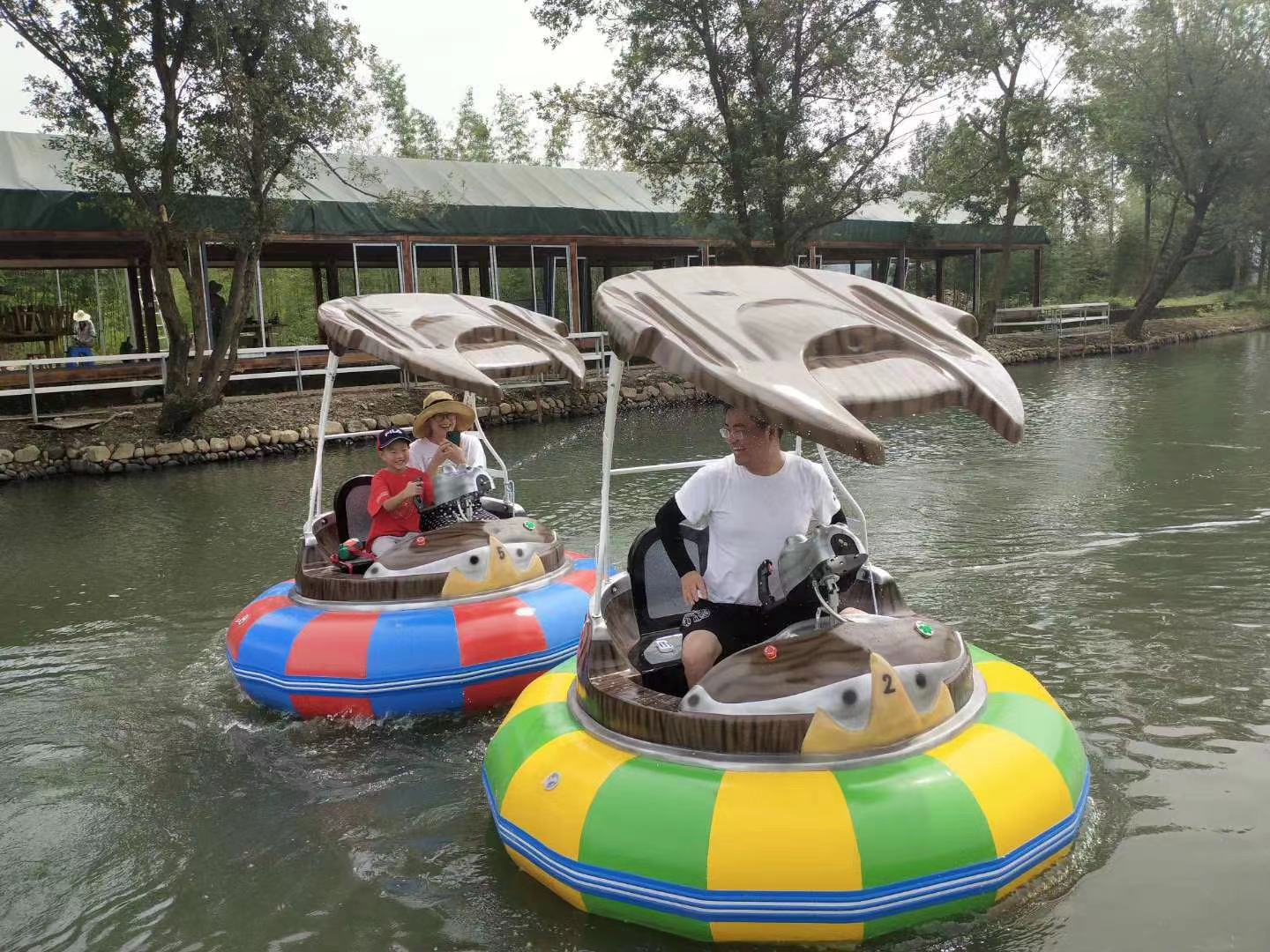 亲子游乐水上公园定制电动充气碰碰船激光对战打水雷电瓶碰碰船