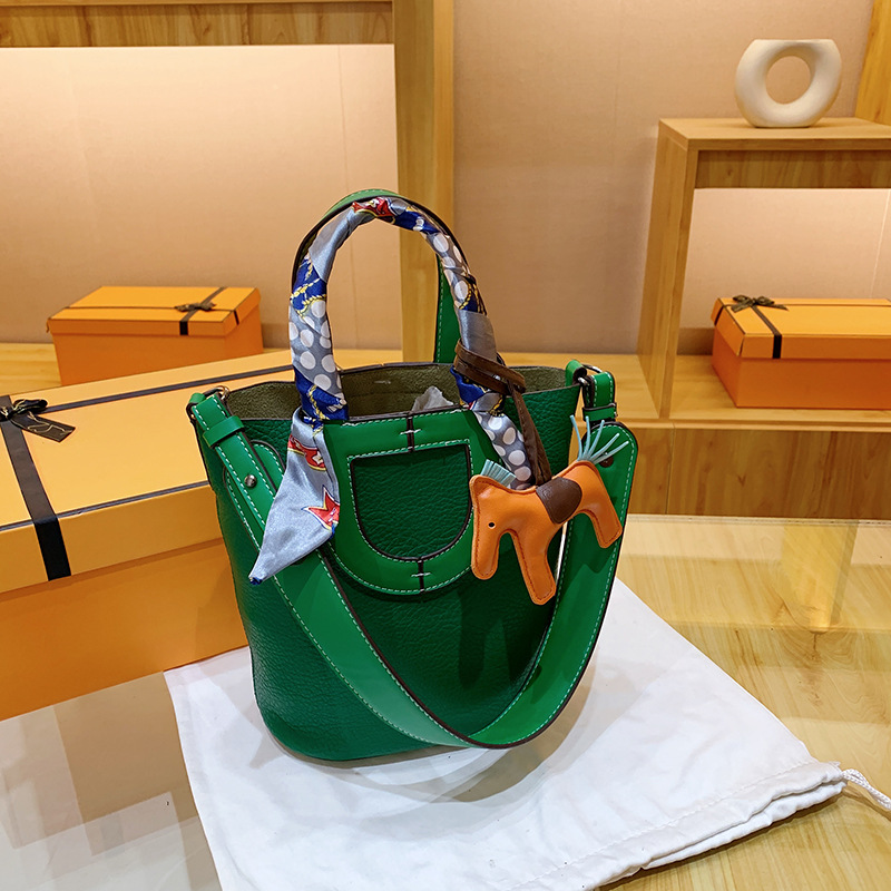 Bags Women's Bag 2023 New High-Profile Figure Pig Nose Vegetable Basket Child and Mother Bucket Bag Cross-Border Fashion Single Room Portable