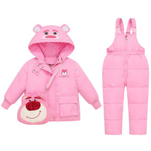 厂家直销欧美款式儿童羽绒服套装1-6岁男女通可爱草莓熊两件套冬