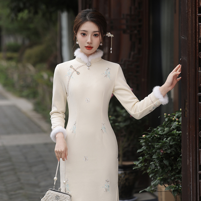 秋冬新品加厚麂皮绒绣花写真拍摄复合超柔中长款绒绒领女士旗袍