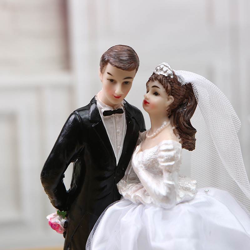 西式婚庆树脂摆件婚庆用品新款新郎新娘人偶结婚公仔婚纱情侣摆件