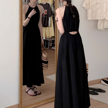 黑色露腰度假风连衣裙2023新款设计感收腰显瘦无袖挂脖长裙女夏季