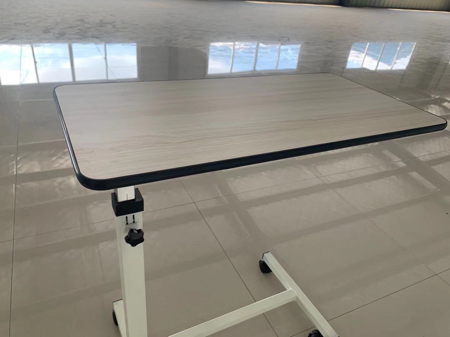 南通市境内,是一家专业生产不锈钢医用屏风,升降餐桌等产品的生产企业