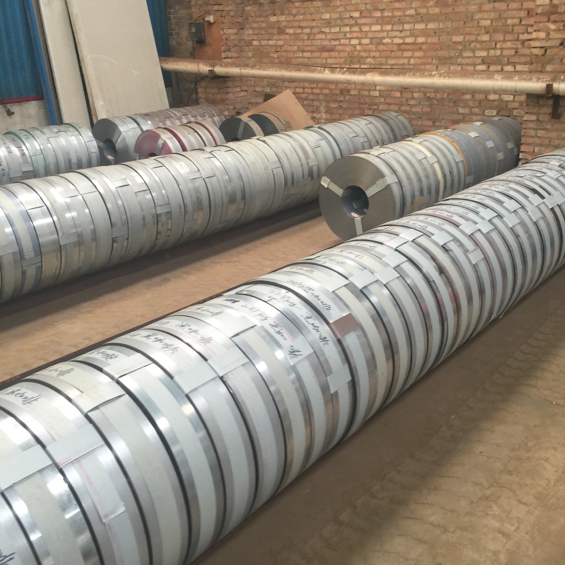 西安彩钢带卷纵剪分条 玫瑰红中华红彩钢广告条 c84彩钢扣板-阿里巴巴