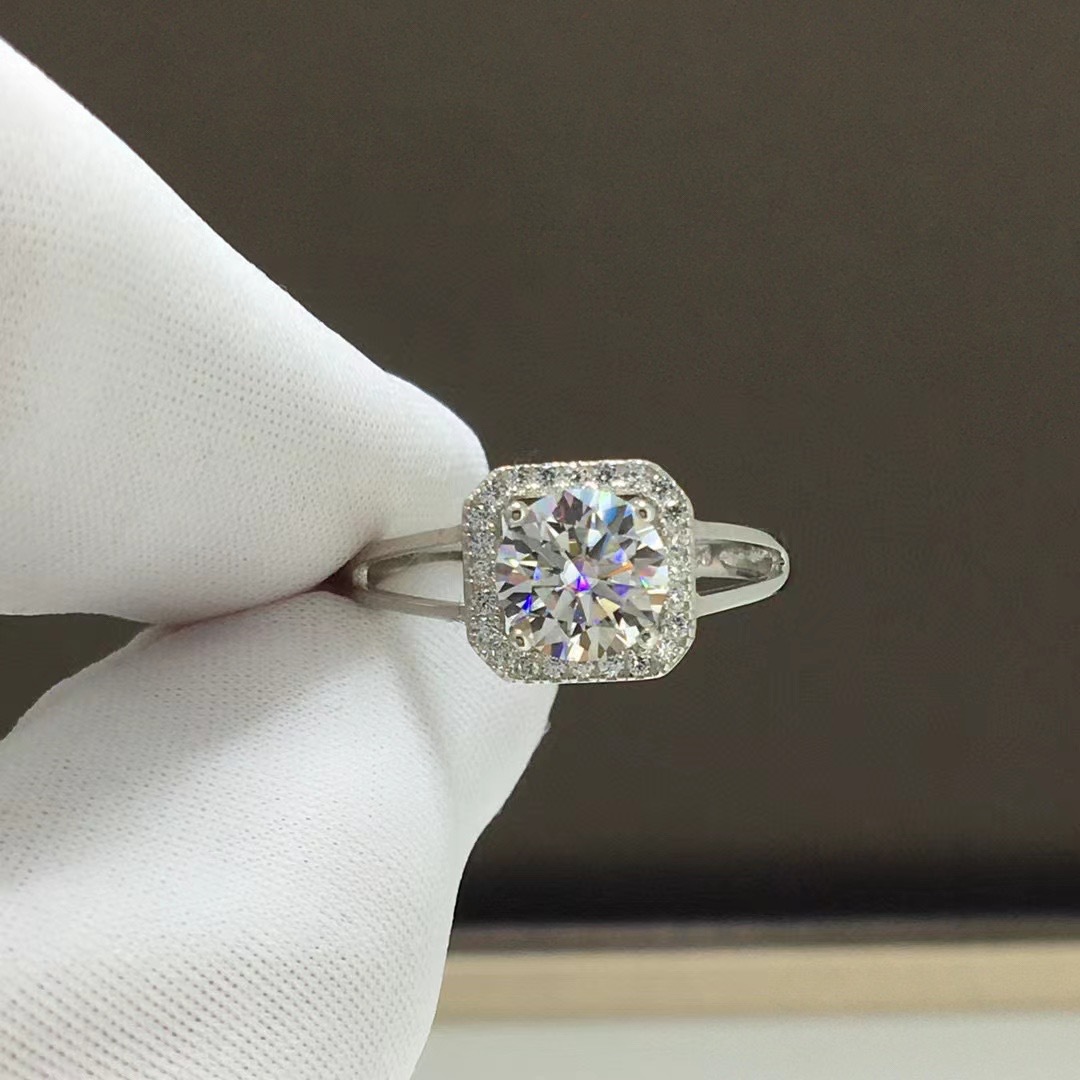 s925纯银镀金1克拉v方包莫桑钻戒指经典四爪莫桑石首饰日韩手饰