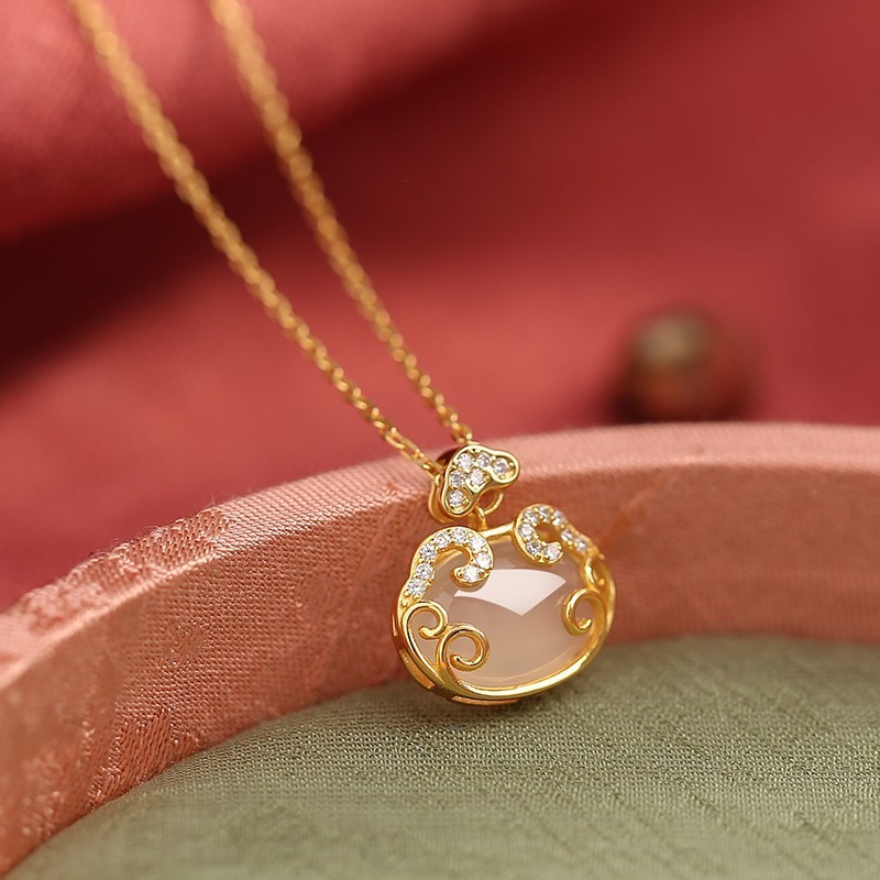 国潮风白玉髓平安长命锁项链轻奢高级感如意镀吊坠百搭锁骨链颈饰