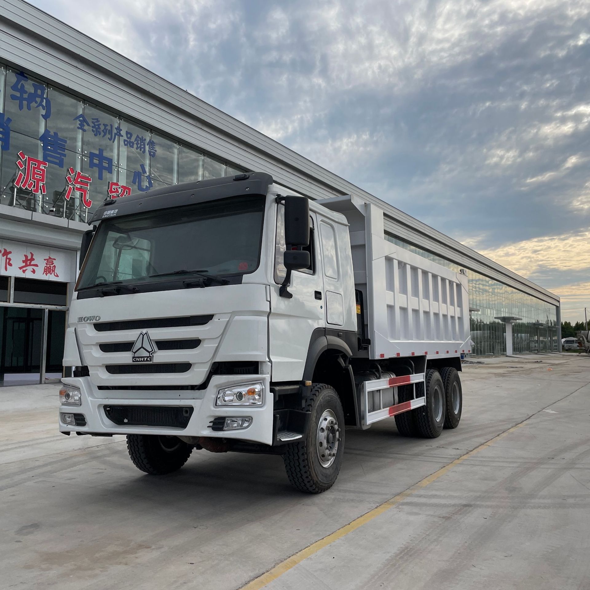 跨境出口豪沃二手车howo翻斗自卸车后八轮自卸土方运输工程渣土车