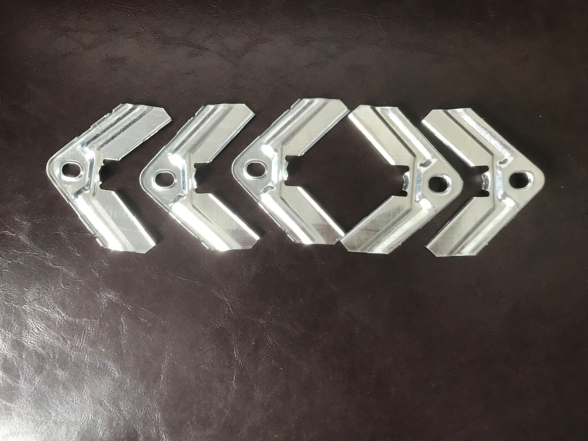 镀锌共板法兰风管角码卡码风管连接件勾码通风管道配件厂家