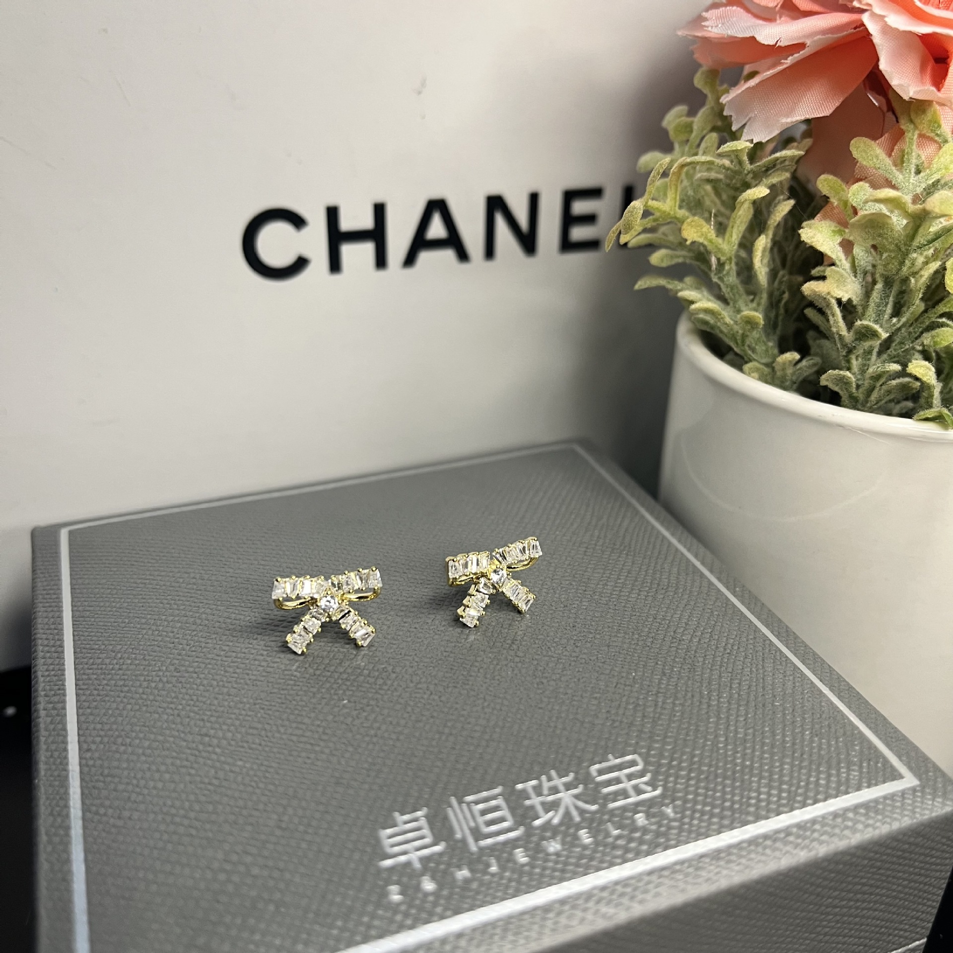 Xuhui Ornament 2023 New Trendy Rhinestone Bow Stud Earrings Sterling Silver Needle Elegant Ins Style Earrings for Women