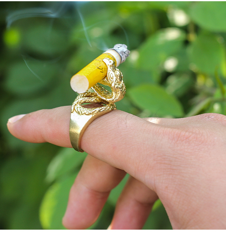 美杜莎蛇型戒指烟托创意个性烟架男士抽烟车载嘻哈戒指多功能