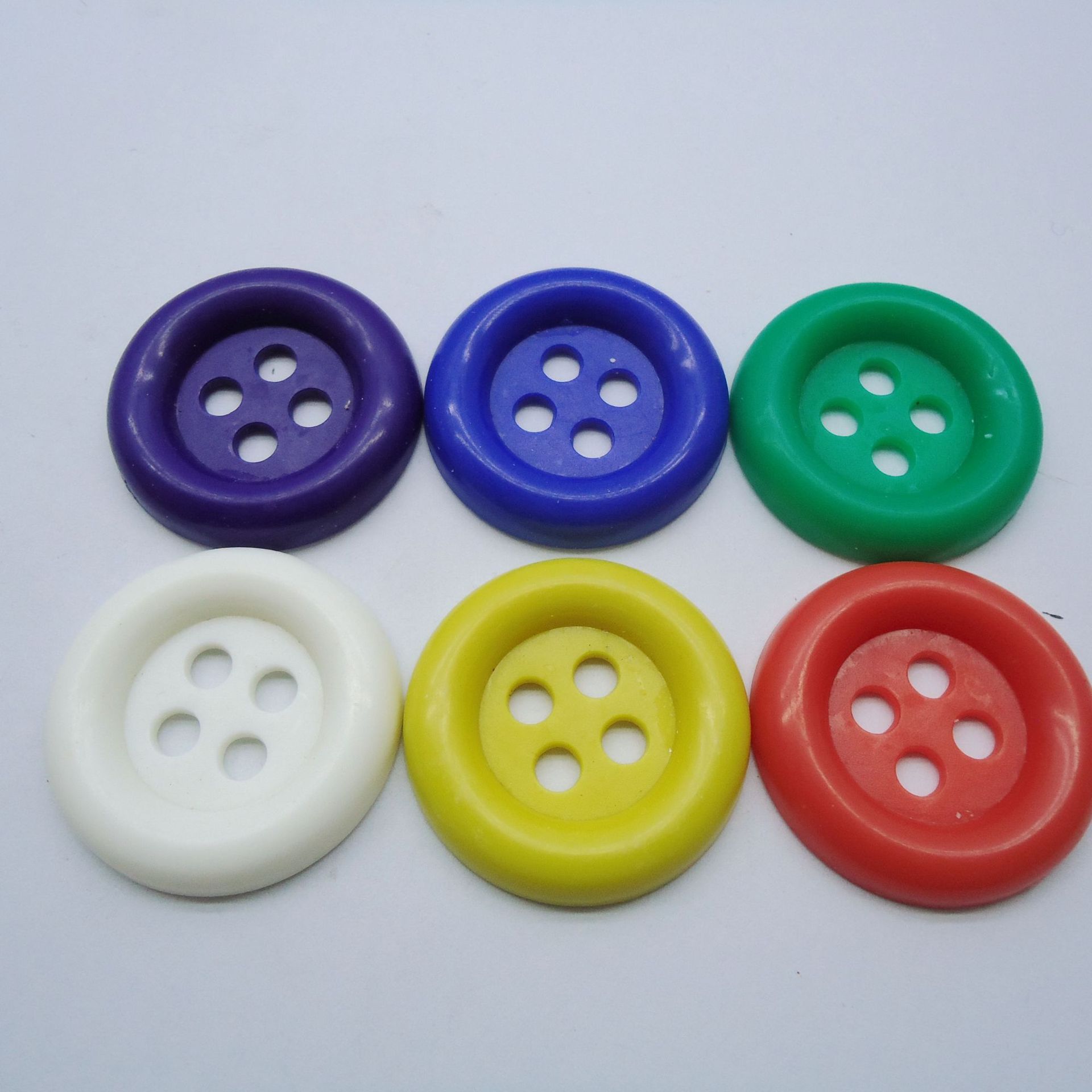 3cm圆形塑料糖果色四孔大衣纽扣彩色小圆边可定做-阿里巴巴
