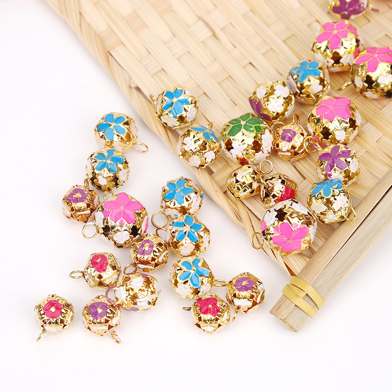 批发彩色小铃铛仿铜铃铛大小镂空花球金属风铃手链铃铛彩色花球铃