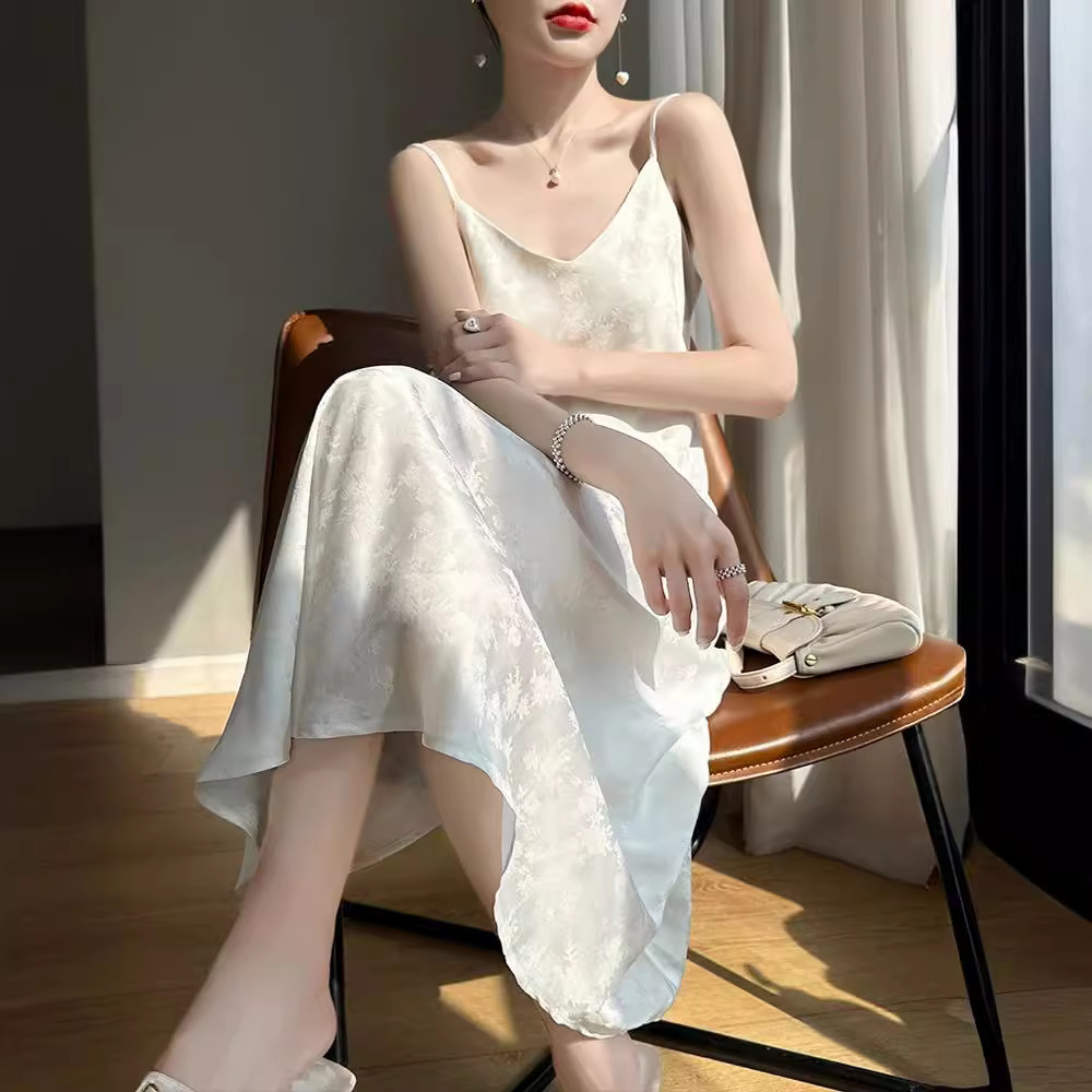 法式缎面吊带连衣裙女夏高级感醋酸提花裙子显瘦气质绸