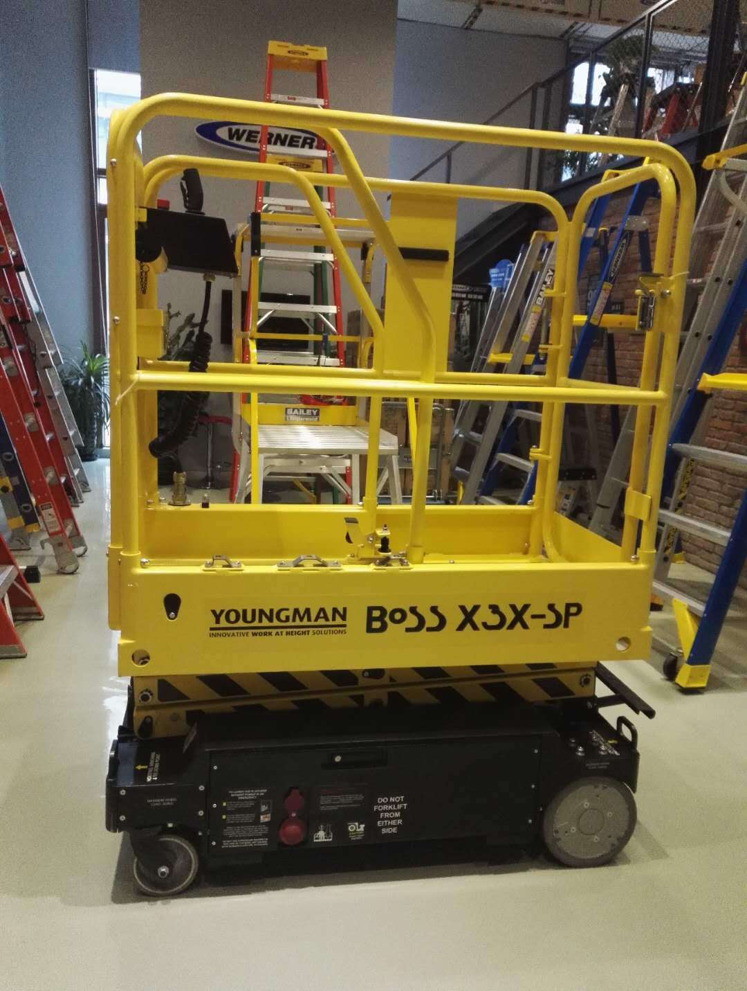 稳耐boss x3x升降平台车 剪叉式电动升降机 工程车商场维修升降梯