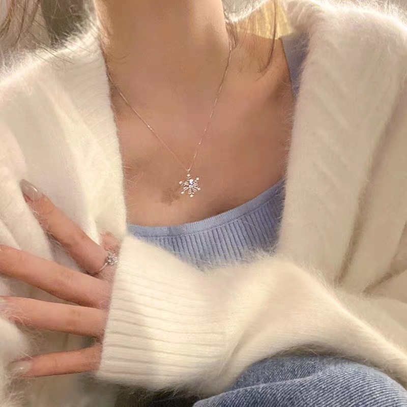 rotatable snowflake necklace for women 2023 autumn and winter new light luxury minority design high-grade clavicle chain sweater chain