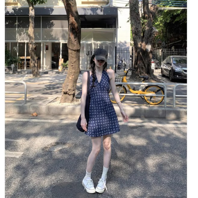 法式蓝色v领无袖挂脖吊带背心连衣裙子女夏2025新款海边度假穿搭