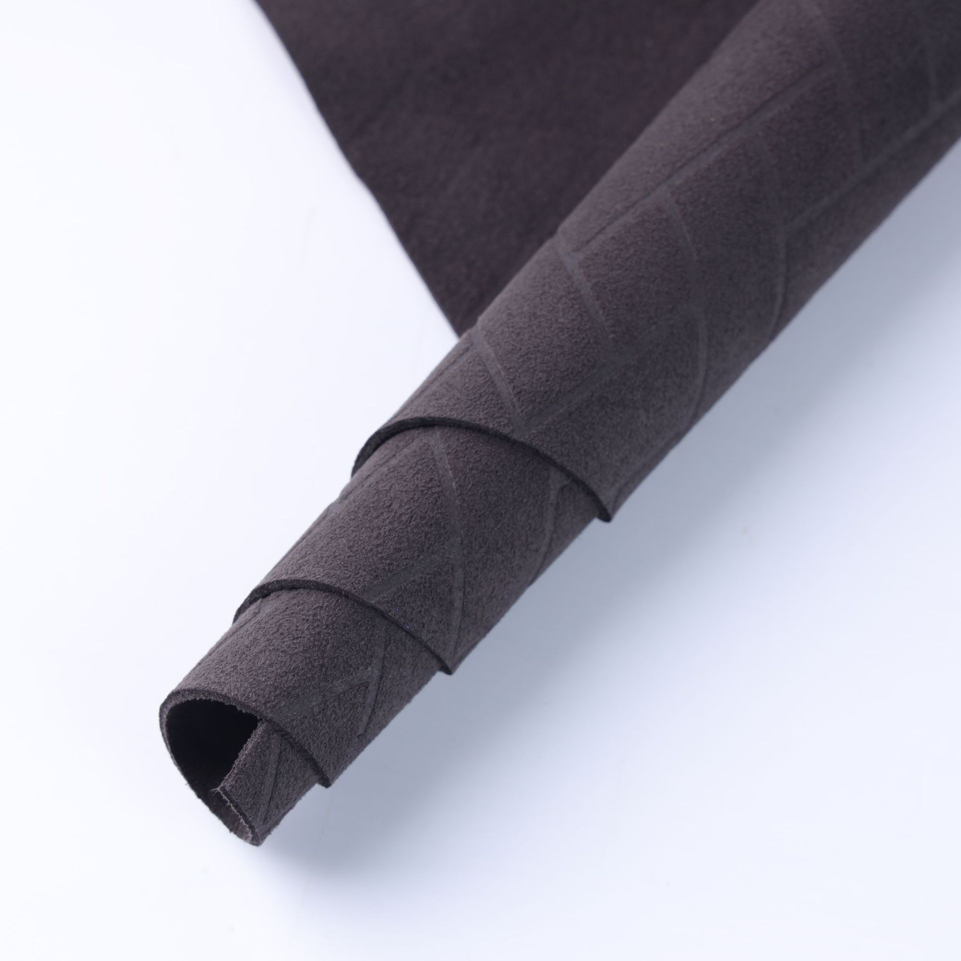 现货供应炭黑色翻毛皮压花超纤绒座椅顶棚仪表台中控台ab柱翻毛皮