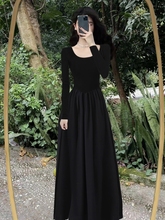 赫本风黑色连衣裙女2023秋款长袖显瘦法式感显瘦长裙