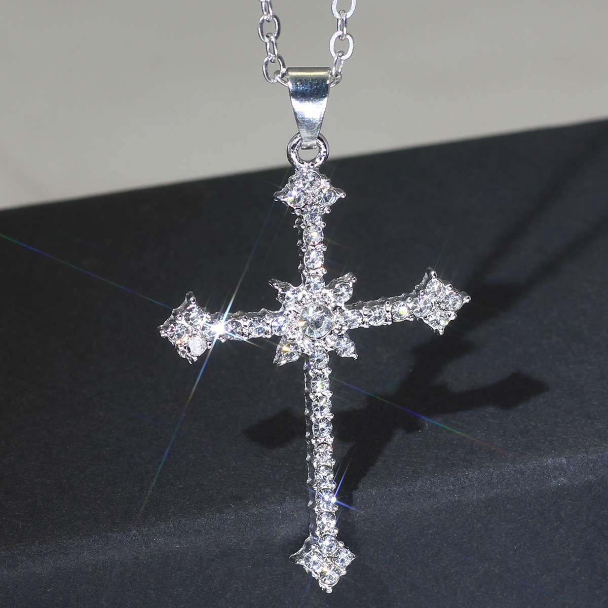 外贸新品满钻星芒十字架项链女冷淡风甜酷锆石闪钻吊坠新款潮颈链