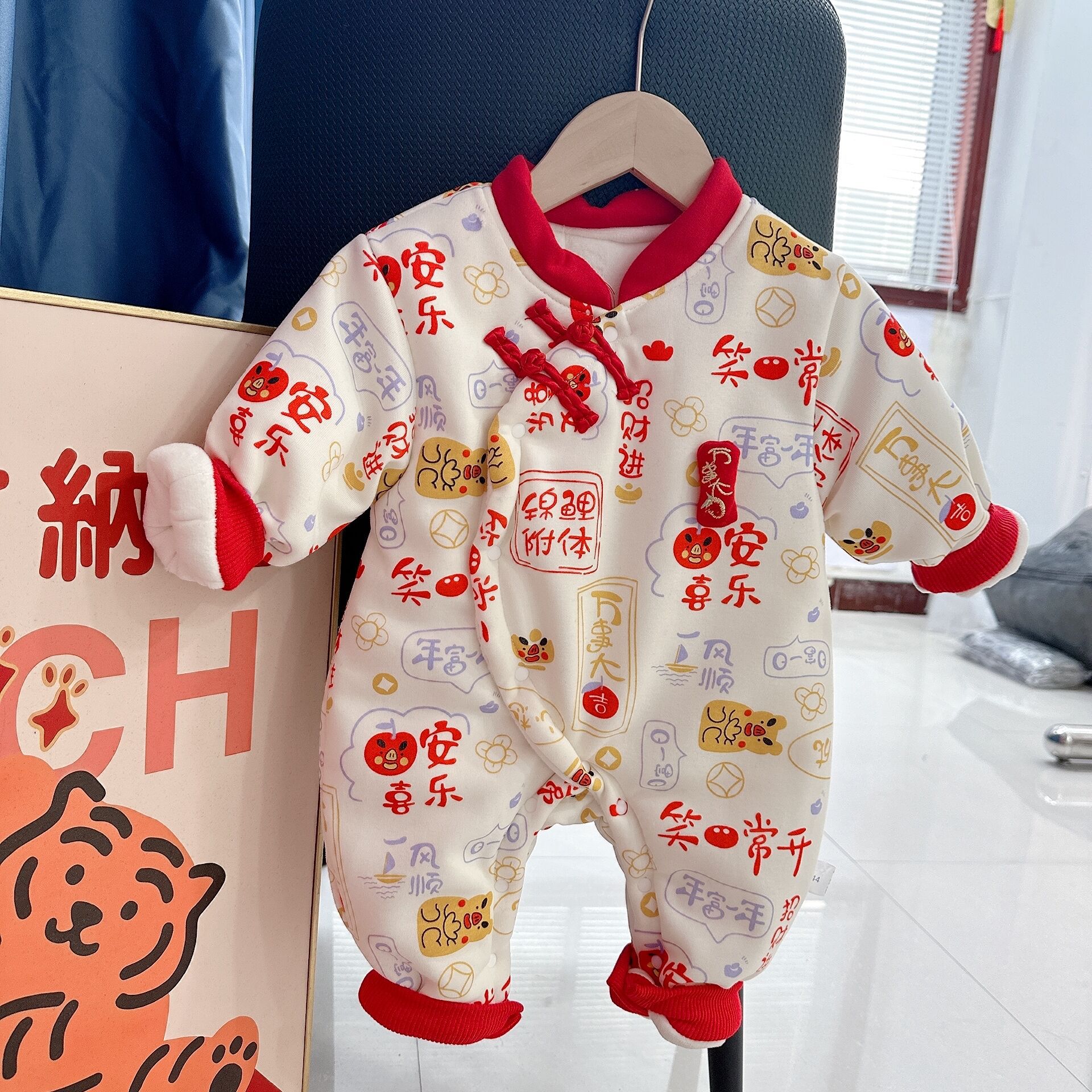 新生儿加厚保暖连体衣棉服男女宝宝爬爬服新款夹棉秋冬季国风年服