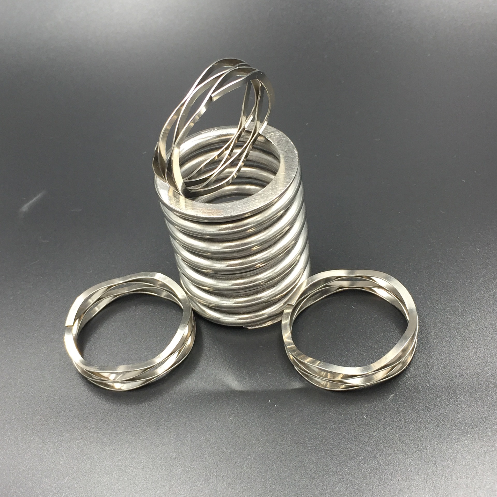 大量现货供应常规m7n波形弹簧304材料17-7ph可加工定制