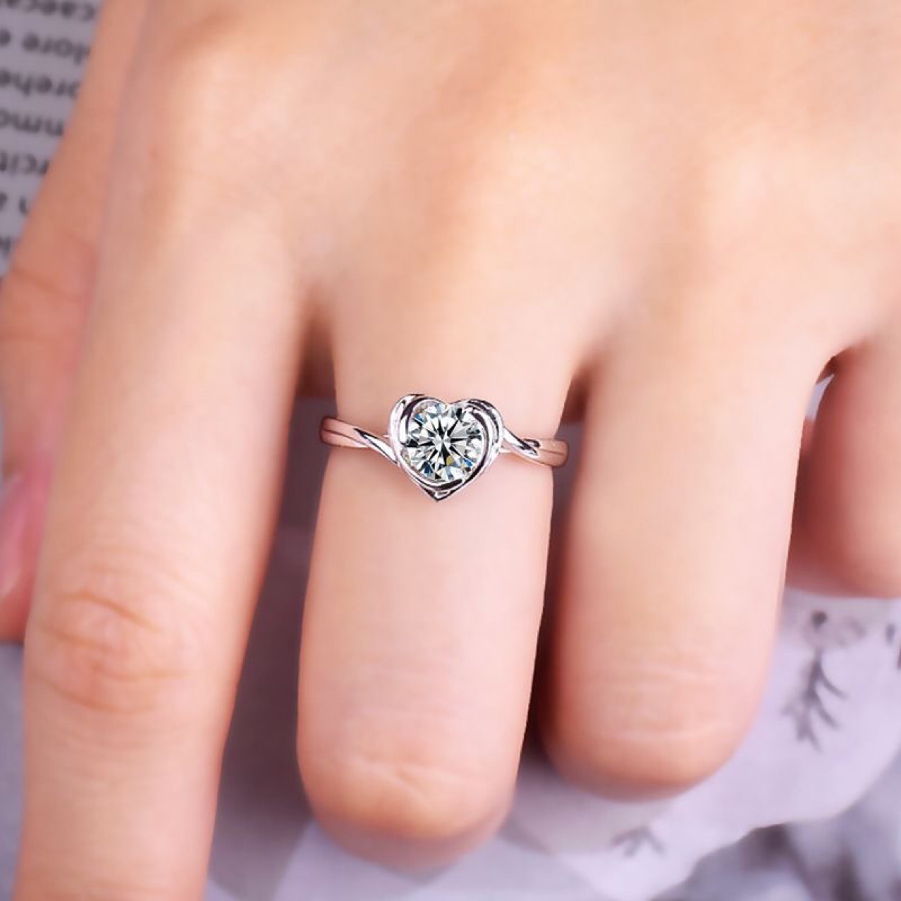 爱心戒指镶钻戒指单钻简约戒指白金色钻戒扭臂爱意桃心形秀气婚戒