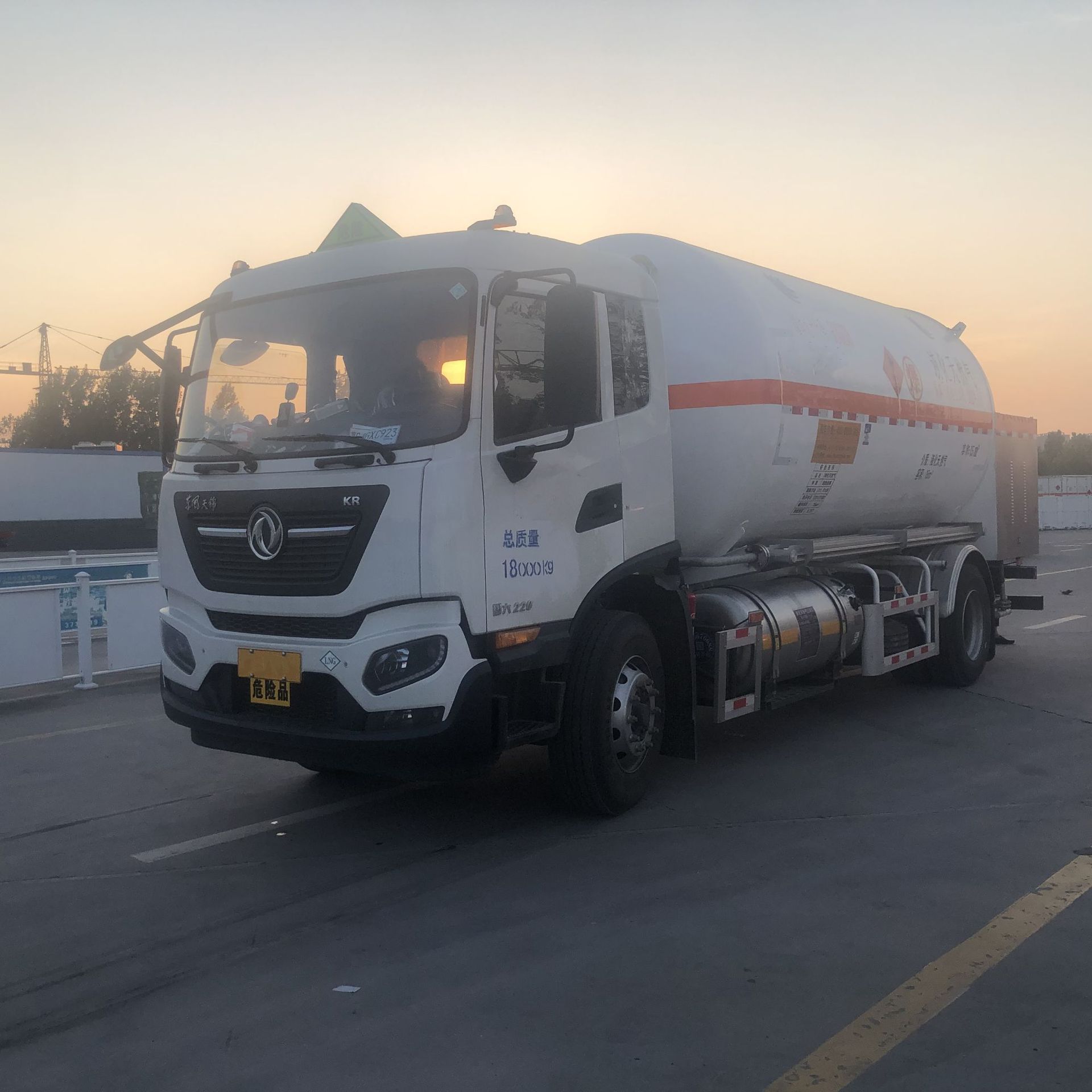 普洱市澜沧拉祜族自治自增压6吨lng救援液化天然气充装运输车可挂靠