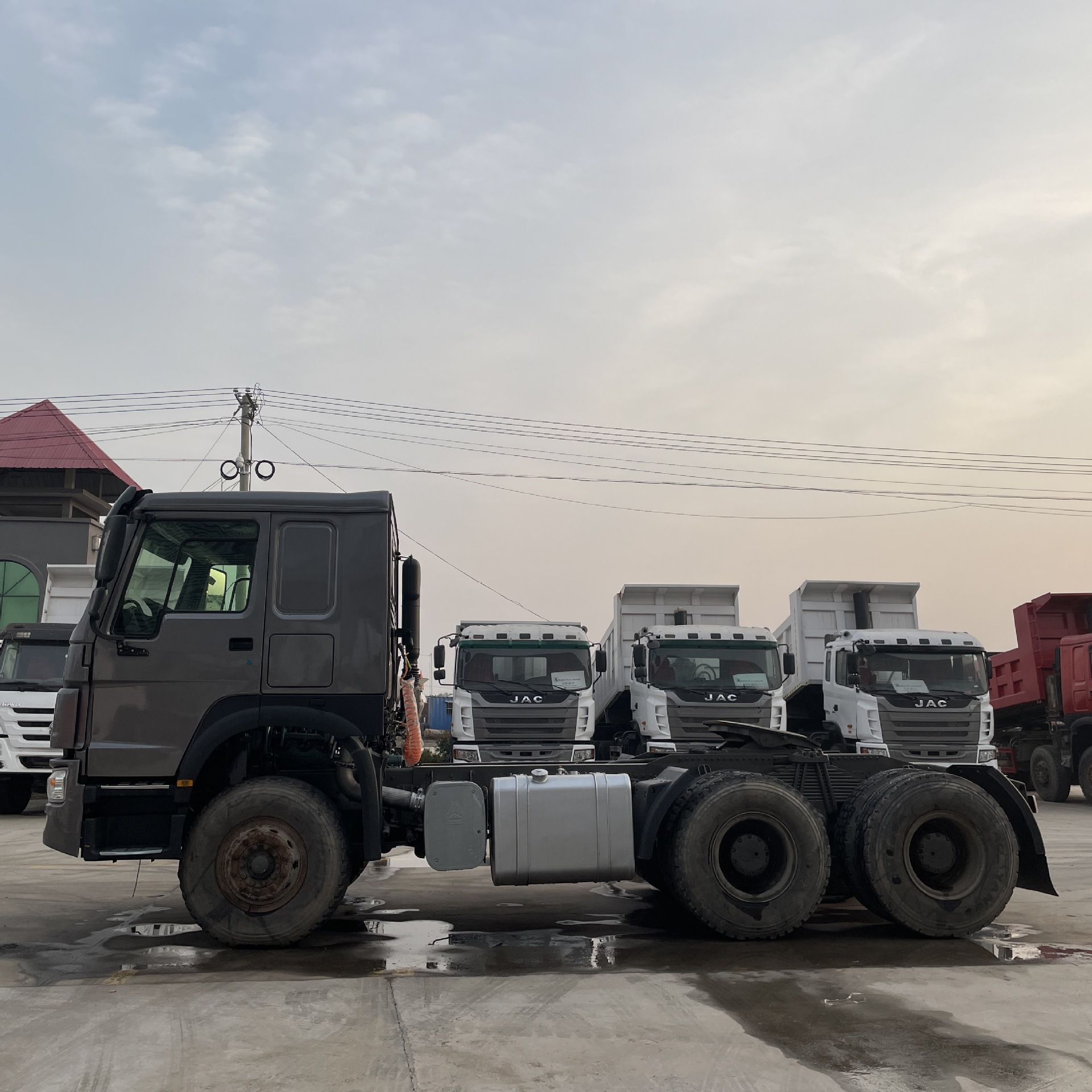 低价出售二手重汽豪沃cng牵引车出口非洲天然气牵引卡车-阿里巴巴