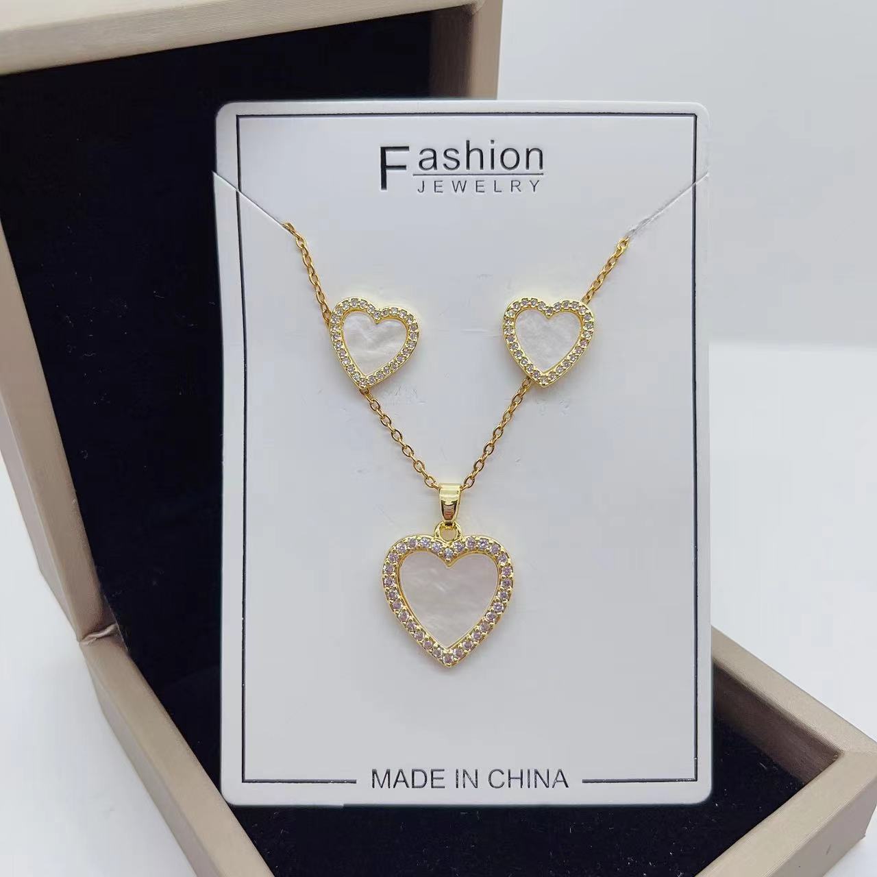 Europe and America Cross Border Cyber Celebrity Style New Arrival Copper Micro Inlaid Zircon Sticky Plate Black and White Peach Heart Versatile Elegant Earrings Necklace Two Pieces