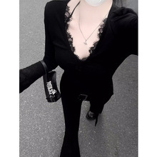 黑色v领蕾丝拼接喇叭袖打底衫女春秋气质内搭短款t恤性感紧身上衣