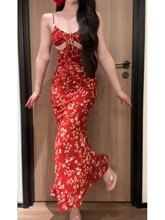红色吊带碎花连衣裙女夏季复古气质收腰显瘦包臀裙子新款法式长裙