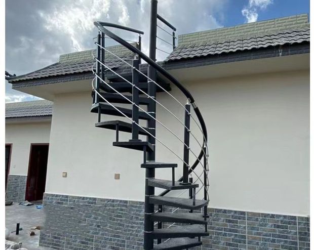 厂家定制室外防滑楼梯 中柱旋转楼梯 消防 防滑钢板楼梯